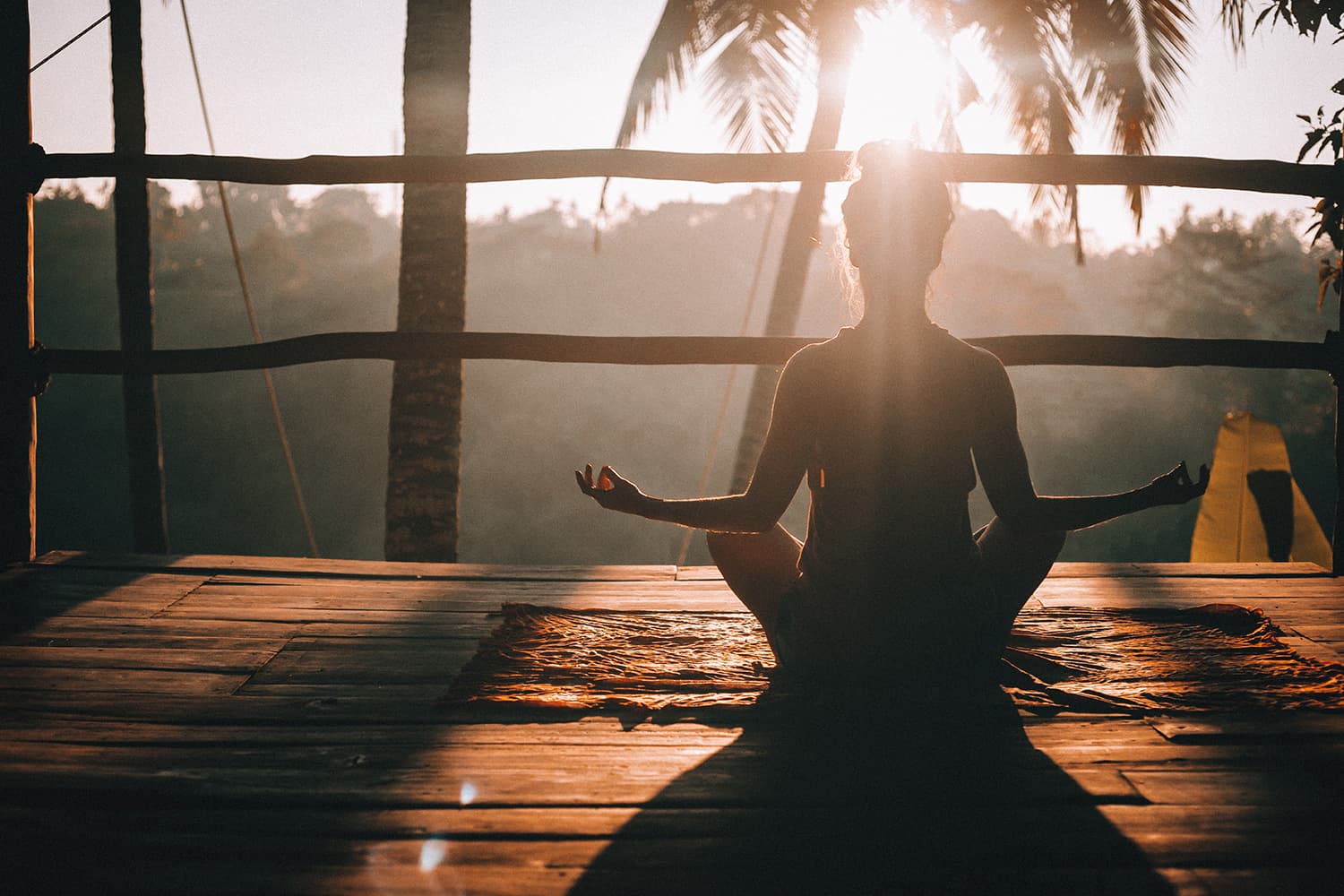 Séance de yoga doux face au lagon